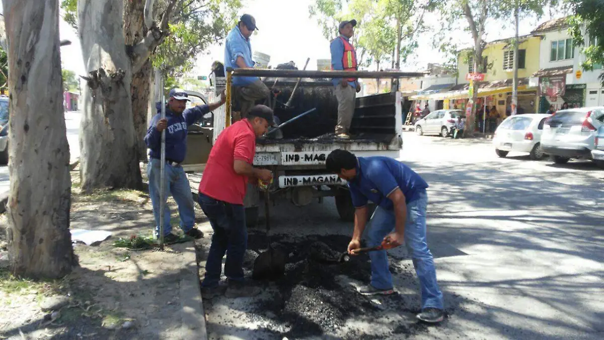 Fortalecen trabajos de bacheo en diversos puntos de la ciudad